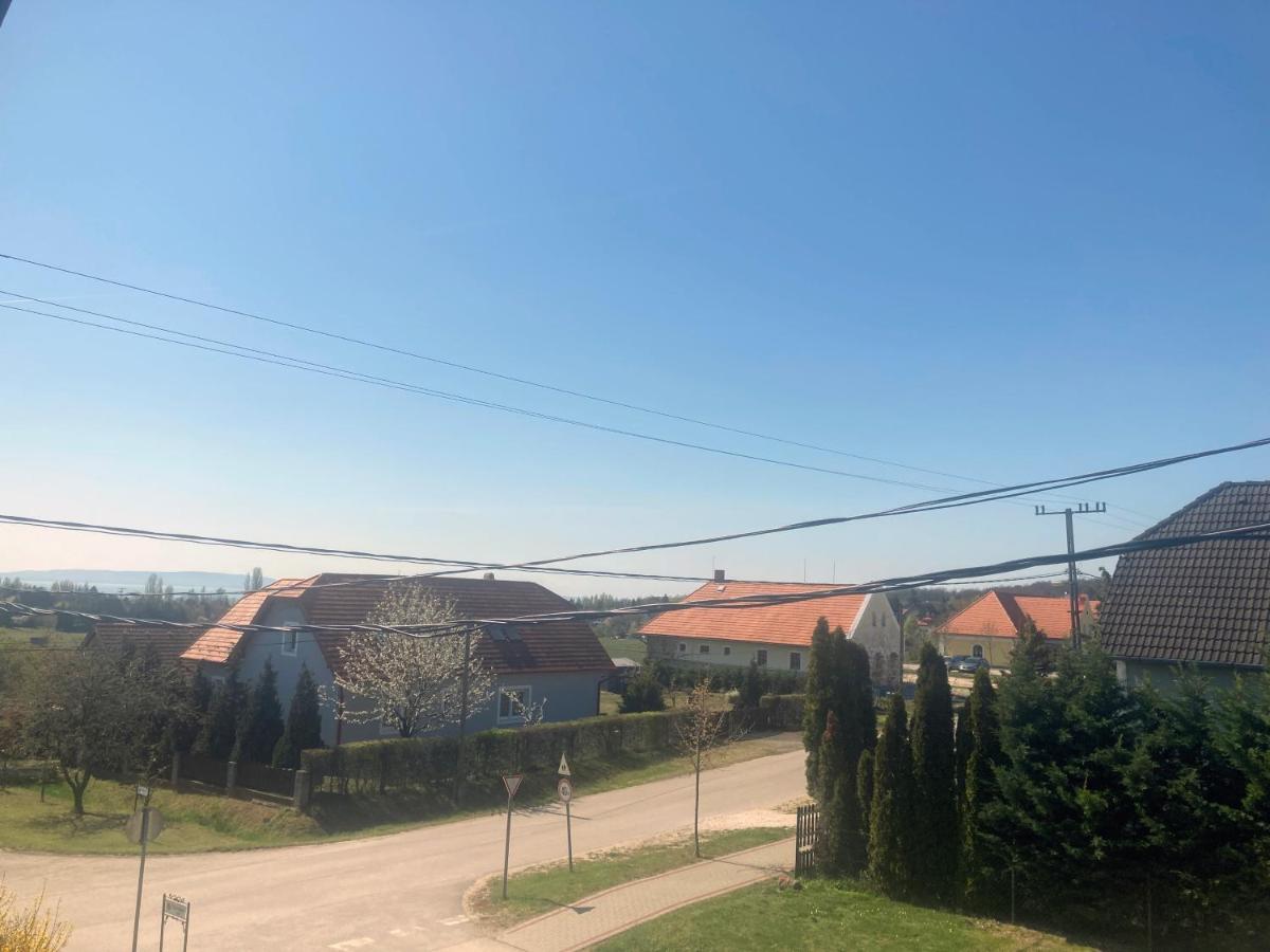 Karadi Apartman Zánka Exterior foto